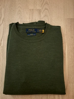 Ralph Lauren tröja - en riktigt sällsynt och eftertraktad olivgrön raffe tröja i 100% merin ull || Perfekt nu i vinter || Storlek xs ( passar S ) || Mycket fint skick 9/10 || Kvitto finns ( köptes för €160 ) ! Hör görna av er vid intresse🙌🏽