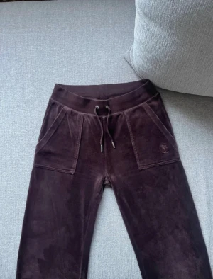 Juicy couture mjukisbyxor  - Bruna mjukisbyxor från juicy couture  Strl XS  Classic Velour Del Ray Pant i färgen Bitter Chocolate  Sparsamt använda Nypris 1200:-