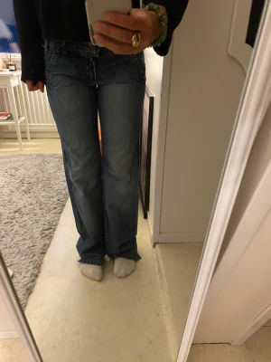 Blåa jeans från MNG - De är från 90-00 talet då finns nog inte så många likande idag. Om man gillar lite loose byxor så är den här byxan perfekt. Jätte fina fickor och andra detaljer. Storlek 38 men passar 36