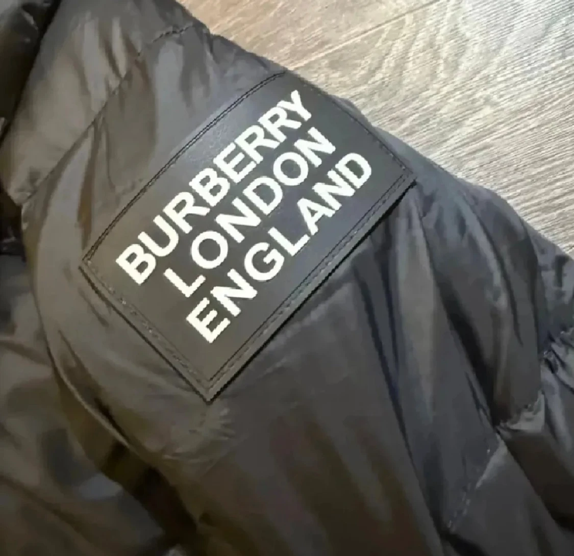 Svart dunjacka från Burberry