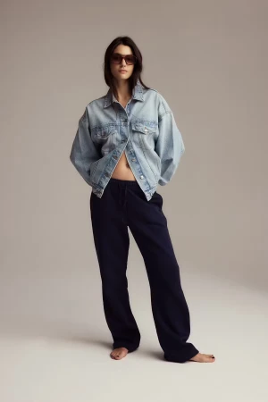 Mörkblå mjukisbyxor från Gina - Säljer ett par mörkblå mjukisbyxor från Gina tricot! Köpta för 300 kr. Bara att höra av sig för frågor eller bilder🩷🩷