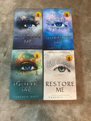 Shatter Me / Unravel Me / Ignite Me / Restore Me (4 böcker) - Säljer de första fyra böckerna i den populära Shatter Me-serien. Köptes nya av mig på Akademibokhandeln och är i väldigt fint skick (några få märken från posten men inget som stör framsida/baksida av boken eller inuti)🌟 Nypris: 756 kr för alla fyra 