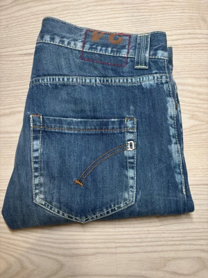 Dondup jeans - Riktigt feta Dondup George jeans i blå | Skick: 9/10 | Nypris: 2999kr | Storlek: W28 L34 | Inga defekter🙌 | Priset är diskuterbart! | Hör av er vid minsta fundering🙌🤝