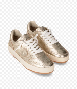 INTRESSEKOLL! Guldiga sneakers från Philippe Model - Snygga sneakers i metallic guld från Philippe Model med vit sula och vita snören. Skorna har en klassisk låg siluett, rund tå och är tillverkade i skinn med diskret logga på sidan. Perfekta för dig som vill sticka ut med stilrena detaljer. Intressekoll på min systers glansiga phillipe models, skick mycket bra, Nypris:3299Kr, Lägg bud