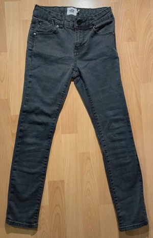 Svarta skinny jeans från Lager 157 - Svarta Skippy jeans från Lager 157. Smal passform med fem fickor.