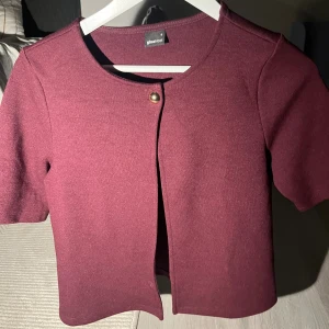 Vinröd kofta från Gina Tricot - Använd endast två gånger! Dm för frågor  :)