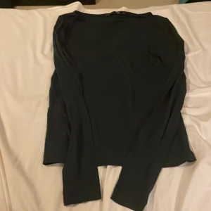 Mörkblå långärmad tunn tröja - Skön kvalitet och fin mörkblå färg.