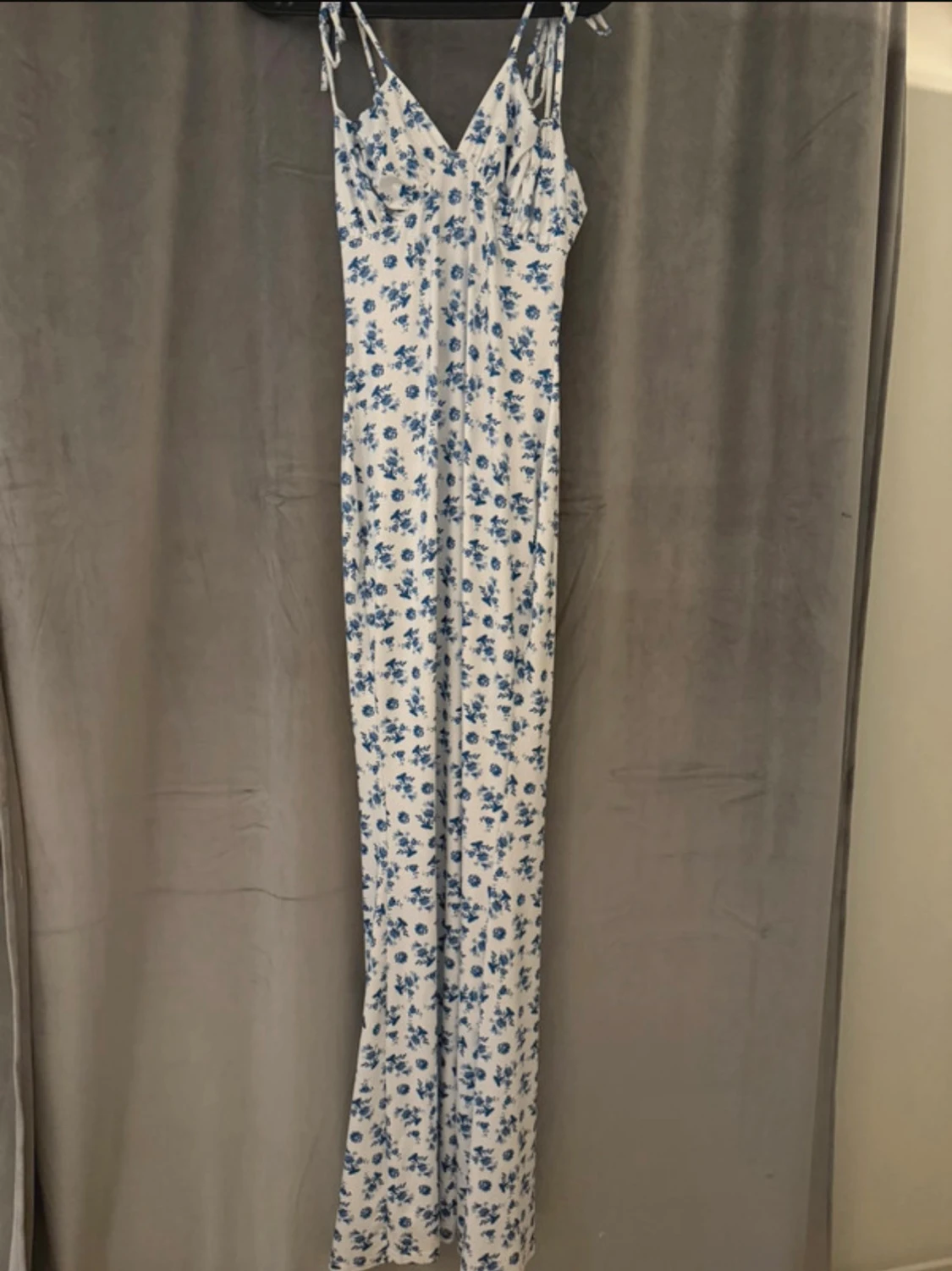 Vit långklänning med blå blommor - 1