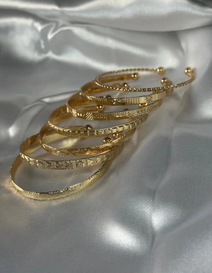 Guldiga armband set 7st  - Jättefina timeless armband, de är justerbara helt nya i (Guldfärgad metall rostfritt) Säljer ett sett på 7 st armband. Skickar i en liten present påse ✨