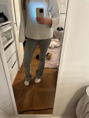 Grå bootcut jeans - Säljer ett par grå jeans. Byxorna har en klassisk femficksdesign och är tillverkade i mjukt jeanstyg. De är från gina juu g och är i storlek 164, men passar mig som är 167, de är otroligt stretchiga 💕