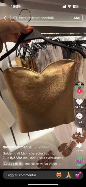 Guldig tubtopp från Zara - Säljer en glittrig guldig tubtopp från Zara med snygg sweetheart-urringning. Toppen är axelbandslös och har en metallic finish som verkligen sticker ut. Perfekt för dig som vill glänsa och synas. Aldrig använd och har prislappen kvar 