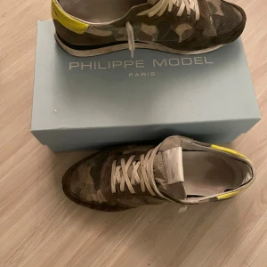Camouflage sneakers från Philippe Model - Feta skor från Philip Model, som du ser så är de några skavanker men skorna har mycket kvar att ge. Skriv om du har frågor eller bild. Skickar de samma dag eller dagen efter.