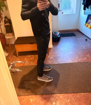 Svarta Replay Anbass Jeans - Tjaa jag säljer dessa feta archive Replay jeansen sparsamt använda storlek 43cm i midjan 103 cm i längden priset kan negotieras