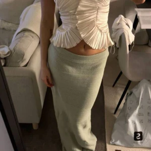 Lång kjol - Skitsnygg kjol som är stickad/virkad! Passar bra på mig som är ungefär 170!🩷❤️