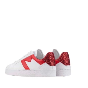 Vita sneakers från Maje med glitter - - Snygga vita sneakers från Maje med röd blixtdetalj på sidan och glittrig röd häl ❤️ -Skorna har snörning och är tillverkade i textil, har glitter därbakom och har ett läder liknade material till det röda "M" ☺️ - Kommer med maje dustbag -Varsamt använde med lite märken, märken på insidan hälen men inget som syns när de används (se bild) - Säljer eftersom de inte passar längre - Dem är lite liten i storleken. ❤️🤍