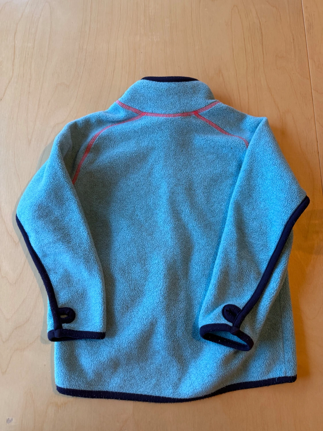 MOLO Blå fleecejacka med rosa vantar som fickor