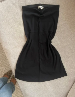 Svart tubklänning från Djerf Avenue - En svart, axelbandslös tubklänning från Djerf Avenue