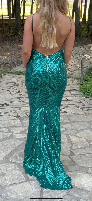 Balklänning  - Super snygg, unik balklänning, öppen rygg, nyskick använd två ggr, den passar både xs/s