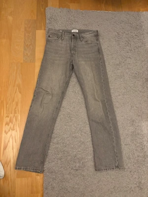 Gråa jeans från Jack and Jones  - Säljer ett par grå jeans från Jack and jones. Väldigt bra skick och knappt använda