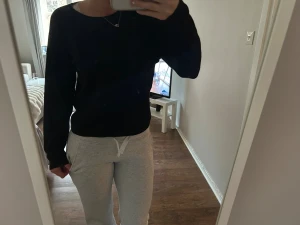 Svart långärmad tröja Vero Moda - Svart långärmad tröja från Vero Moda i storlek M. Enkel och stilren design med rund halsringning. Perfekt att matcha med jeans eller mjukisbyxor. Materialet är mjukt och skönt, har aldrig använt den helt ny med prislapp 