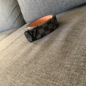 Bälte - En bälte som verkligen lockar ögon överallt, och det är en sån bälte som man kan ha varje dag och på fester så man inte behöver ha 2 olika 