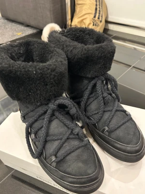 INUikii skor - Säljer dessa otroligt fina vår/höst/vinterskorna från INUIKII köpta på Ellos för 2999 kr. Storlek 40 Skon är skön och varm.  Skorna är använda 1 vinter. Ni ser på bilderna att dem är använda. Just nu ligger det papper in i skon för att behålla en fin form. Annars är det små defekter här och där. Kolla bilderna.  Orginal paketet ingår