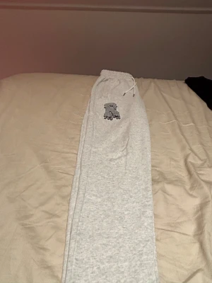 Risky byxor grå - Hej! Säljer nu mina gråa Risky byxor. Byxorna är i ett mycket bra skick, har bara använt dem 2 gånger. Byxorna är i storlek XS och är i färgen grå. Skriv till mig om det är nåt ni undrar över, eller om ni vill ha fler bilder. OBS PRISET KAN DISKUTERAS!!!