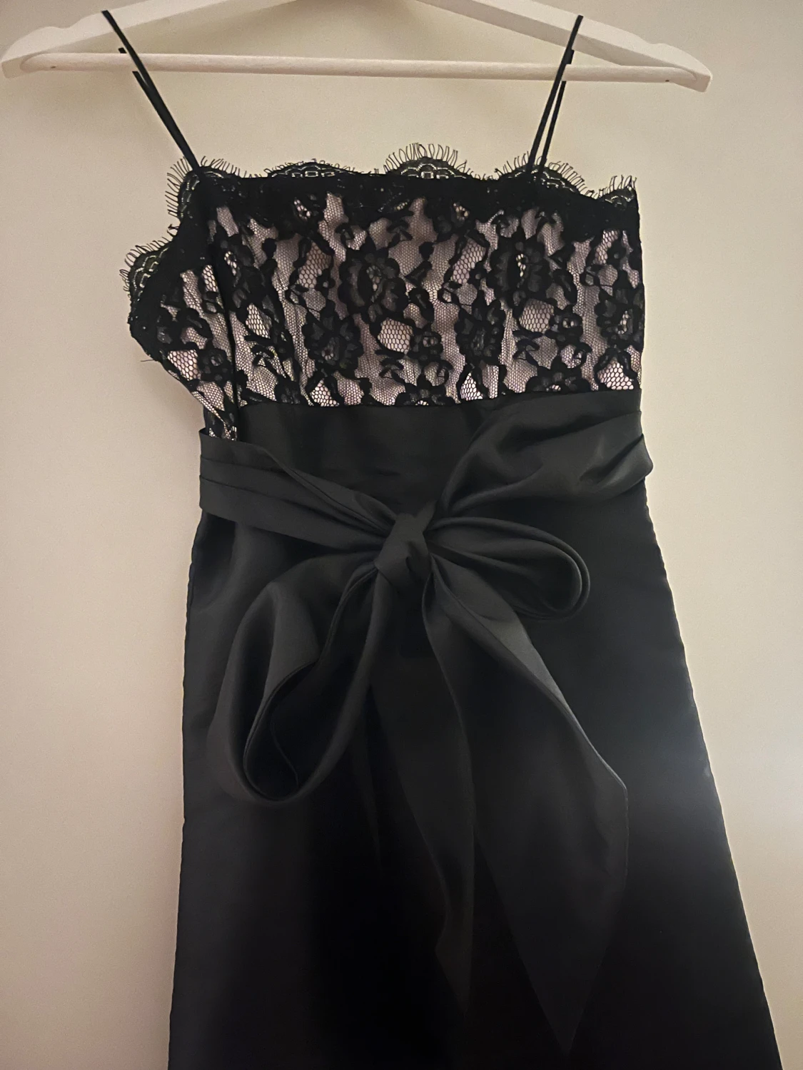 Svart spetsklänning med rosett framtill