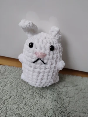 Handgjord virkad kanin - Handgjort virkat gosedjur i form av en vit liten kanin, virkad av mig. Virkad i mjukt, fluffigt garn och fylld med mjuk vadd. Har även ögon och nos som gör den extra söt.