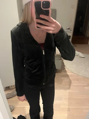 Svart zip kofta från Gina tricot  - Svart kofta  i mjuk velour med dragkedja och luva.  Från Gina tricot i jätte bra skick ! 