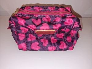 Necessär från Marc by Marc Jacobs - Snygg necessär från Marc by Marc Jacobs i mörklila och rosa med hjärtmönster. Perfekt storlek för smink & borstar 💜