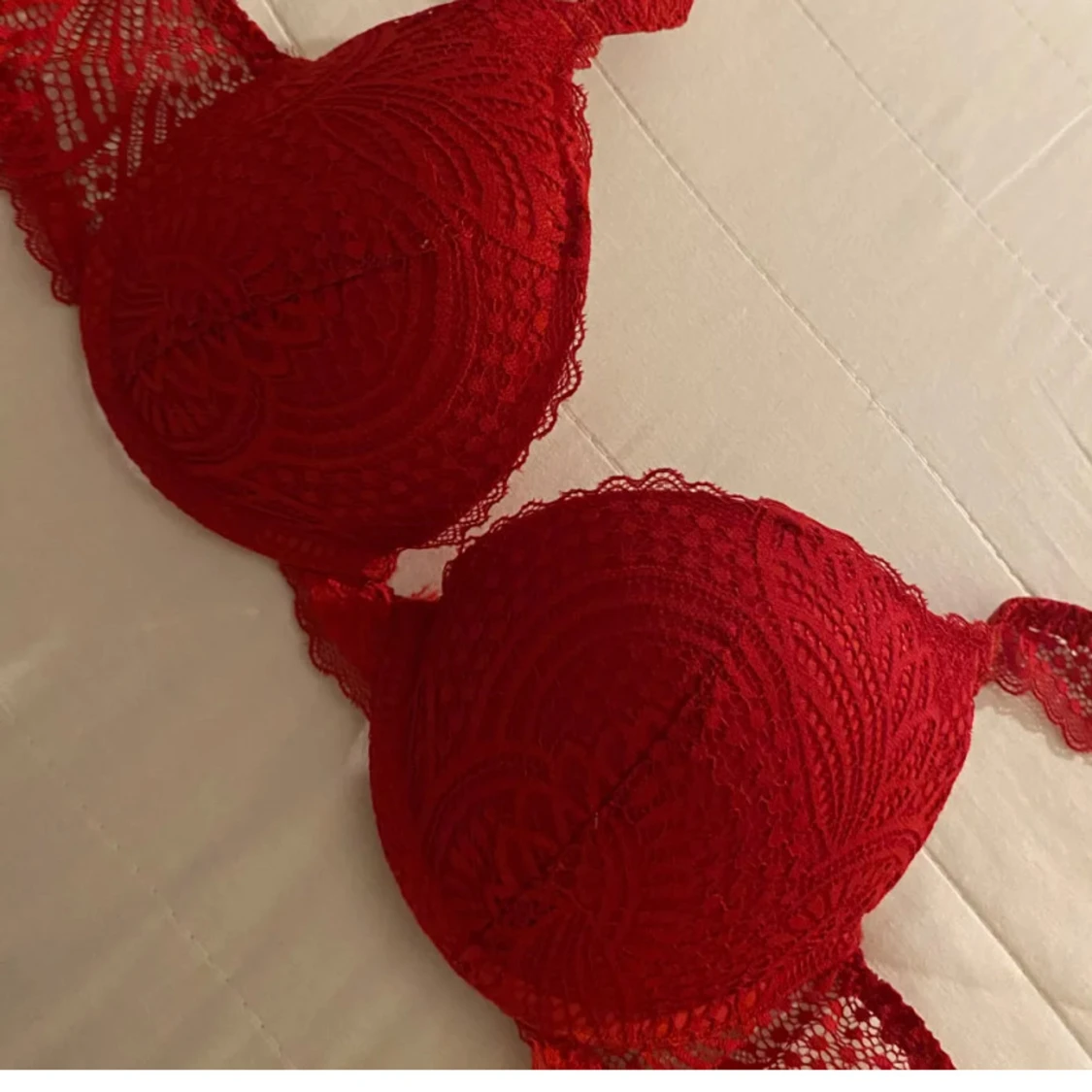 Röd spets-bh