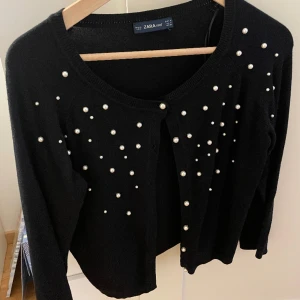 Kofta - Fin svart kofta från zara!💕Storlek M men skulle säga att den sitter som S