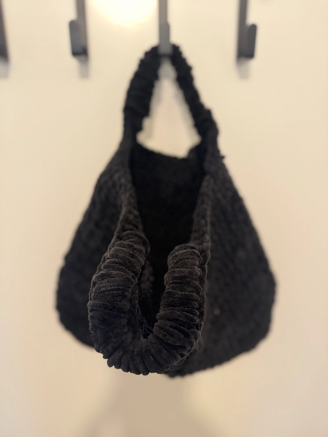 Svart fluffig handväska i sammet - 3