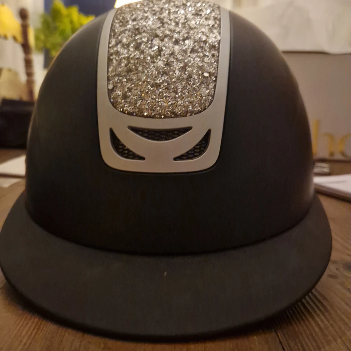 Svart hjälm med glittrig detalj från Horze