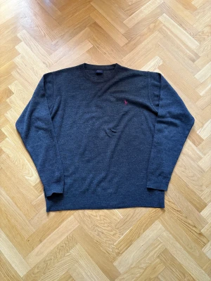Polo Ralph Lauren kofta - En skitnaygg Polo Ralph Lauren kofta i toppskick. Knappt använd! Kom med bud och frågor!