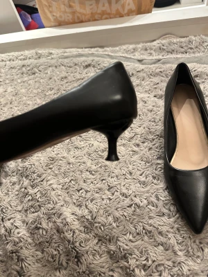 Svarta pumps med låg klack  - Snygga pumps / klackskor. Köpta från Vinted men tyvärr för små, storlek 38 men skulle säga mer 36/37