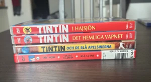 Tintin dvd paket - Säljer en samling av Tintin DVD-filmer. Inkluderar 'Tintin i Hajsjön' Språk: Svenska, Norska, Danska   Tintin och det hemliga vapnet' Språk: Svenska, Norska, Danska  Tintin och de blå apelsinerna' Språk: Franska Text: Svenska  Tintin i Amerika - Faraos cigarrer - Blå Lotus'. Språk: Svenska, Danska, Norska, Finska  OBS!! skivorna är begagnade så det kan förekomma repor/hairlines på skivorna, men då jag kollar igenom alla filmer jag säljer garanterar jag att alla funkar felfritt om inget annat stå