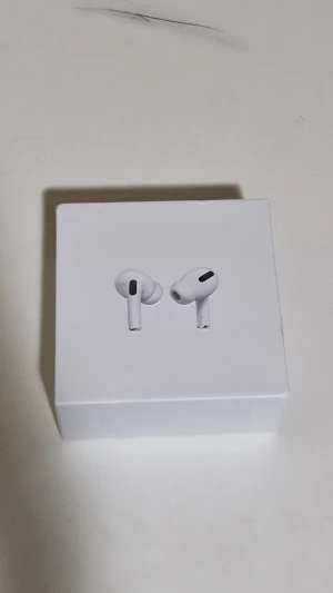 AirPods Pro - Säljer ett par AirPods Pro med originalförpackning, laddningskabel, extra öronkuddar och manual. Hörlurarna och laddningsfodralet ser ut att vara i gott skick utan synligt slitage. Perfekt för trådlös musik och samtal med aktiv brusreducering.