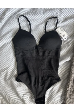 Virala HM bodyn!! - Säljer den virala hm bodyn i storlek XS (bilden är lånad) Helt ny men utan prislapp INGA BUD! 400kr eller högre.