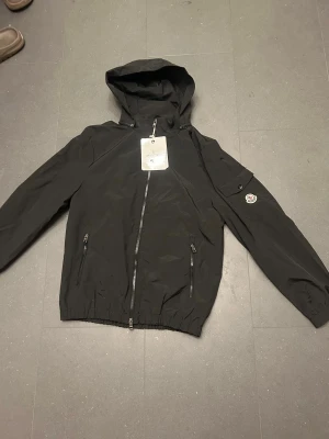 Moncler Windbreaker - Helt oanvänd Moncler Windbreaker! Det fungerar att scanna den! Storlek S och passar sjukt snyggt!
