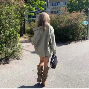 Grön jeansjacka supersöt! - Super snygg grön jeansjacka perfekt till sommarkvällar! Från Zara! Endast testad!! ❤️ SÄNKER PRIS VID SNABB AFFÄR💗nypris runt 400kr❤️