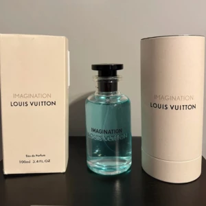 Louis Vuitton Imagination 100ml - Säljer LV imagination i storlek 100ml som jag fick i present och inte har nån användning av. Den har bara sprejats 1 gång. Boxen är lite smått skadad med en liten buckla men syns knappast och atomizern är lite småtrasig men sprayar bara lite mindre. Säg till ifall du har några funderingar!