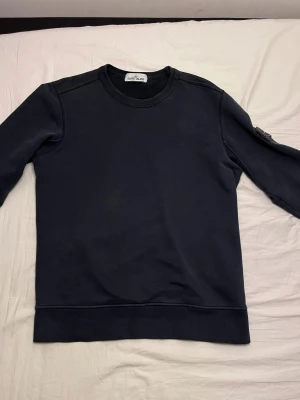 Stone Island Tröja  - Tja säljer en riktigt fet Stone Island tröja som passar till nästan alla outfits! - skick 8/10 - hör av vid minsta fråga!👊🏼🤠