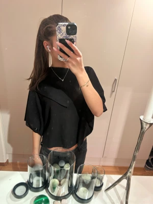 Snygg kortärmad tröja  - Jättesnygg tröja från Zara som knappast är använd, är lite genomskinlig! Har inga defekter💕💕perfekt för alla tillfällen💕