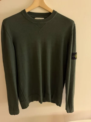 Stone Island - Säljer en mörkgrön sweatshirt från Stone Island i storlek XL, passar L