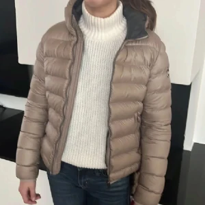 Colmar jacka - Säljer nu denna super fina colmar jackan i storlek 46 men passar mig som vanligtvis bär s/m💗 endast små fläckar, går säkert bort i tvätten (lånade bilder) skriv privat för mer bilder och vid frågor 