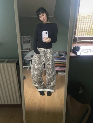Leopard Jeans - Snygga, använt ett par gånger bara. De är baggy men fortfarande rätt och bra storlek i midja vilket jag älskar. Storlek är 40 men passar mig som low waist (brukar ha s/m). 