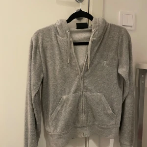 Grå hoodie från Juicy Couture - Storlek s men skulle säga typ xs-S sitter jätte snyggt men kommer inte till användning 
