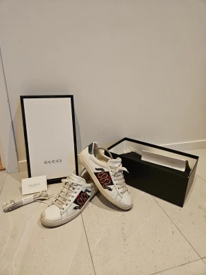 Gucci ace - Gummi ace skor i storlek 42 gott skick, box med extra skor snören samt Gucci kortet följer självklart med, bara höra av sig vid fler bilder eller intresse. Pris ej hugget i sten hör av er så kommer vi fram med ett pris som funkar för oss båda!